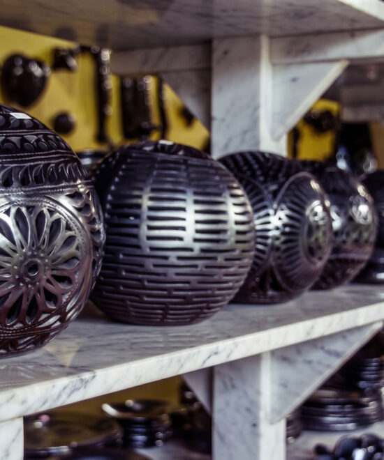 How Black Pottery in San Bartolo Coyotepec Oaxaca gets its Shine